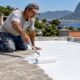Revestimento claro e refletivo sobre a laje reduz o calor que entra na casa sem precisar refazer o telhado
