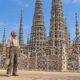 Simon Rodia dedicou 33 anos à construção das Watts Towers, cujas maiores torres beiram 30 metros