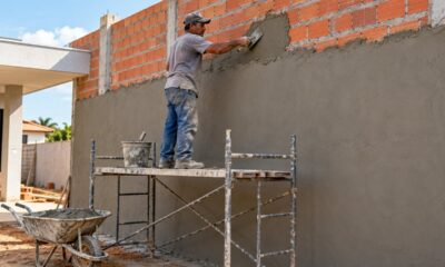 Rebocar sozinho uma parede de 4 metros exige organização da massa, do material e do ritmo de trabalho