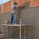 Rebocar sozinho uma parede de 4 metros exige organização da massa, do material e do ritmo de trabalho