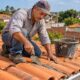 A massa de argamassa, cimento branco e selador serve para fechar pequenas trincas no telhado seco