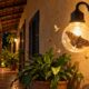 Mariposas aparecem mais em casa na primavera porque o calor, a umidade e a luz acesa à noite atraem os insetos