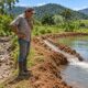 Desviar o córrego do sítio para encher um tanque de peixes pode deixar a propriedade de baixo sem água