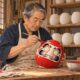 Takasaki, em Gunma, fabrica mais de 80% dos bonecos daruma de papel machê, tradição de cerca de 200 anos