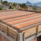 Uma referência municipal de Santa Catarina estima R$ 13.030,50 para uma laje de 50 m², mas o custo no Rio depende do projeto