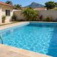 O custo da piscina de alvenaria de 4 x 8 metros depende do terreno, da estrutura, do acabamento e dos equipamentos