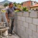 Muro de 10 x 25 metros exige planejar fundação, blocos, reboco e mão de obra antes de pedir orçamento