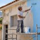 Pintar a fachada de uma casa térrea de 70 m² custa R$ 4.416,30 e passa de R$ 5,9 mil com andaime