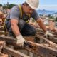 Madeiramento apodrecido transforma a troca de telhas em obra dupla e pode dobrar o valor da reforma