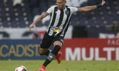 Rafael Navarro preparando a finalização em jogo do Botafogo