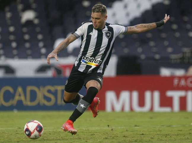 Rafael Navarro preparando a finalização em jogo do Botafogo