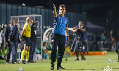 Fernando Diniz orientando o time do Vasco