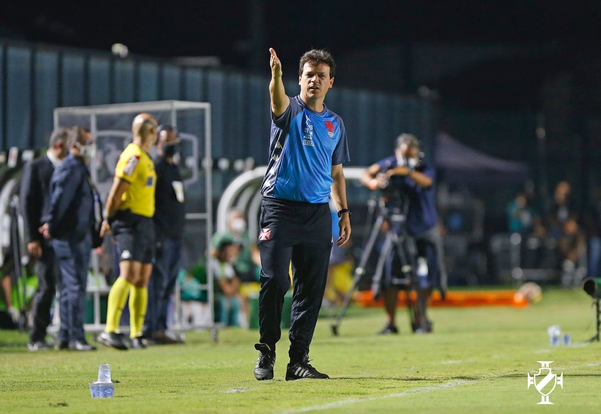 Fernando Diniz orientando o time do Vasco