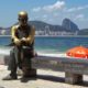 Estátua de Carlos Drummond de Andrade em Copacabana, na Zona Sul do Rio