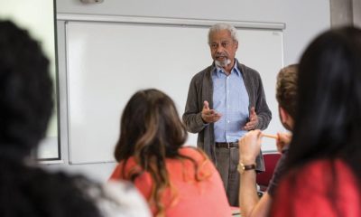 Abdulrazak Gurnah dando aulas na Universidade de Kent