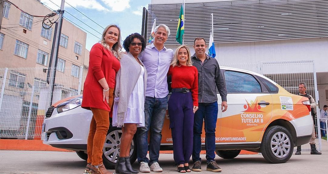 Deputados posam para foto na apresentação das doações