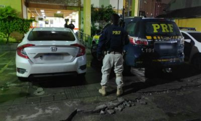 carros e agentes na rua