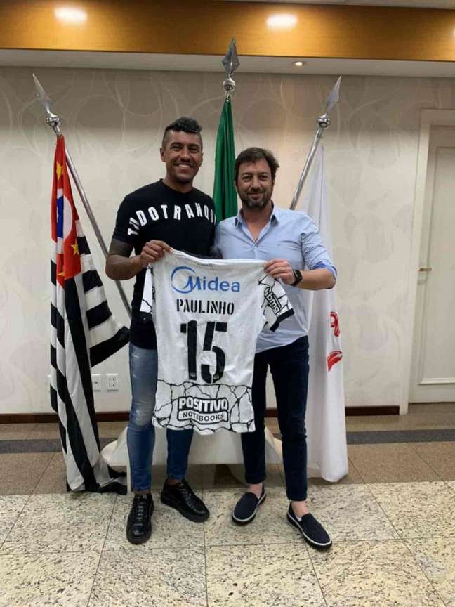 Paulinho posa para foto ao lado do presidente do Corinthians, Duílio Monteiro Alves