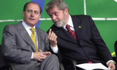 O então presidente Luiz Inácio Lula da Silva conversa com o então governador de São Paulo, Geraldo Alckmin, durante a cerimônia da ampliação da unidade de papel e celulose do Grupo Votorantin, em agosto de 2003