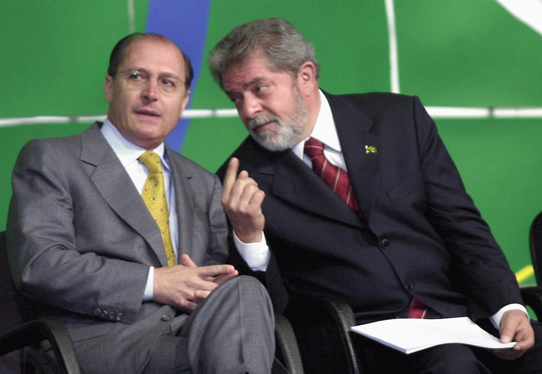 O então presidente Luiz Inácio Lula da Silva conversa com o então governador de São Paulo, Geraldo Alckmin, durante a cerimônia da ampliação da unidade de papel e celulose do Grupo Votorantin, em agosto de 2003