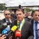 Bolsonaro em conversa com jornalistas na saída da Câmara dos Deputados