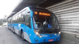 Imagem de um ônibus articulado do BRT
