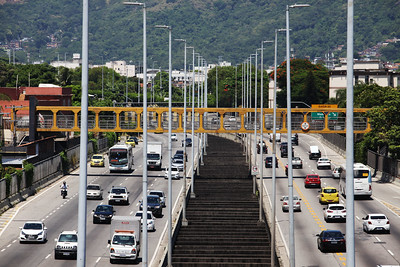 Imagem da Linha Amarela com os veículos passando