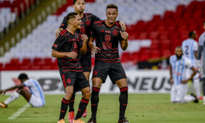 Rodrigo Muniz comemorando gols com os companheiros pelo Flamengo no Maracanã
