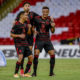 Rodrigo Muniz comemorando gols com os companheiros pelo Flamengo no Maracanã