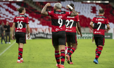 Gabiel durante comemoração de gol.