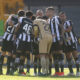 Elenco do Botafogo reunido no gramado