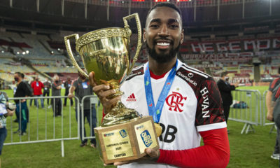 Gerson mostra o troféu de campeão carioca