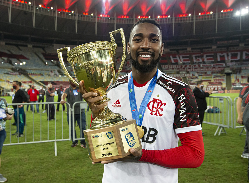 Gerson mostra o troféu de campeão carioca