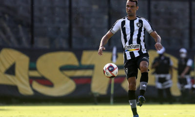 Gilvan dominando a bola em jogo do Botafogo em São Januário