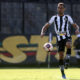 Gilvan dominando a bola em jogo do Botafogo em São Januário