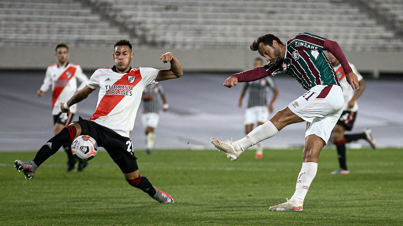 Nenê chuta para fazer o gol no River Plate