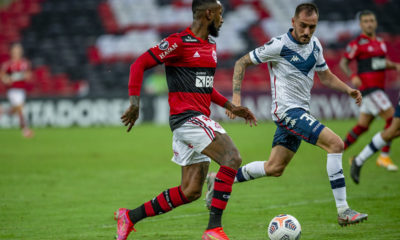 Gerson e Mancuello disputam bola em confronto pela Libertadores