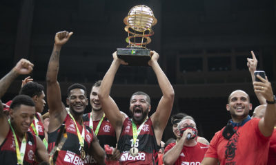 Olivinha comemorando o hepta do Flamengo no NBB