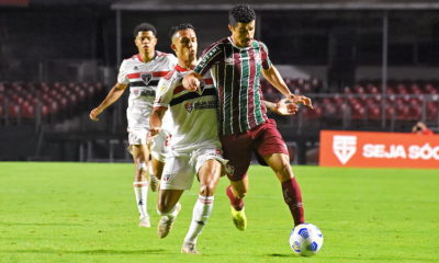 Egídio disputando a bola contra um jogador do São Paulo