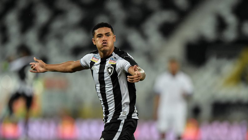Vitinho tem lesões confirmadas no joelho direito e desfalca o Botafogo até o fim da temporada