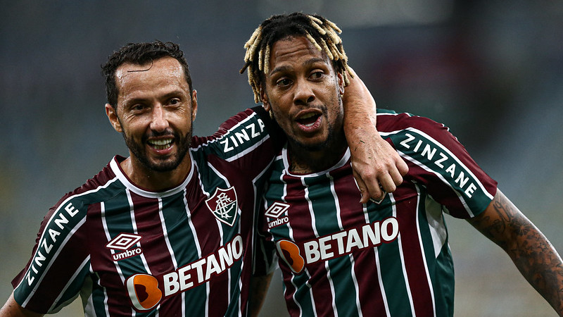 Nenê e Abel Hernández comemoram segundo gol do Fluminense sobre o Bragantino