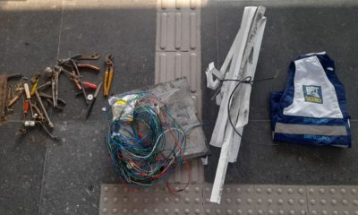 imagem de cabos e fios no chão da estação do BRT