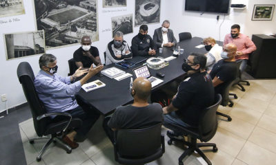 Dirigentes e ex-atletas reunidos para a criação do Instituto Glorioso