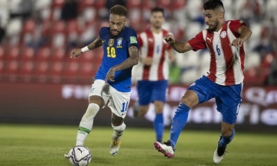 Neymar em ação pelo Brasil diante do Paraguai