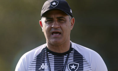 Técnico Marcelo Chamusca comandando treino pelo Botafogo