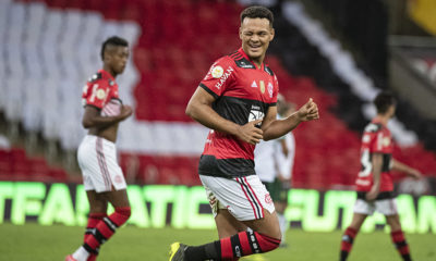 Rodrigo Muniz comemora gol pelo Flamengo