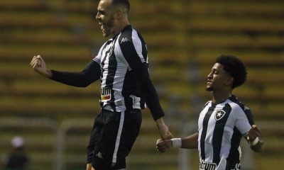 Pedro Castro comemora gol com a camisa do Botafogo