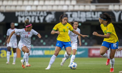 Seleção Brasileira Feminina em ação contra o Canadá