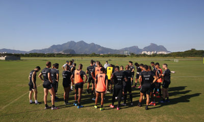 Elenco do Botafogo reunido no gramado do Ct de treinamento