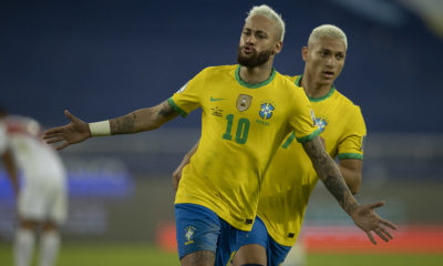 Com a camisa amarela da seleção, Neymar e Richarlison comemoram o gol do Brasil